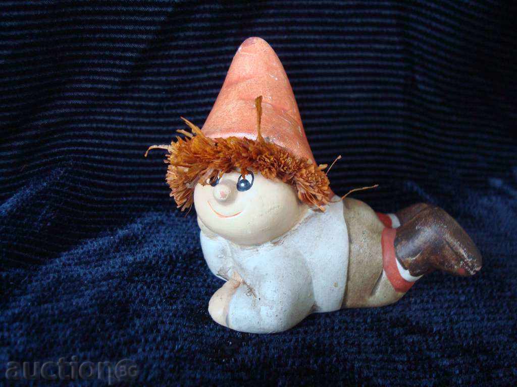 Băiat, porțelan colorat, biscuiți vechi?