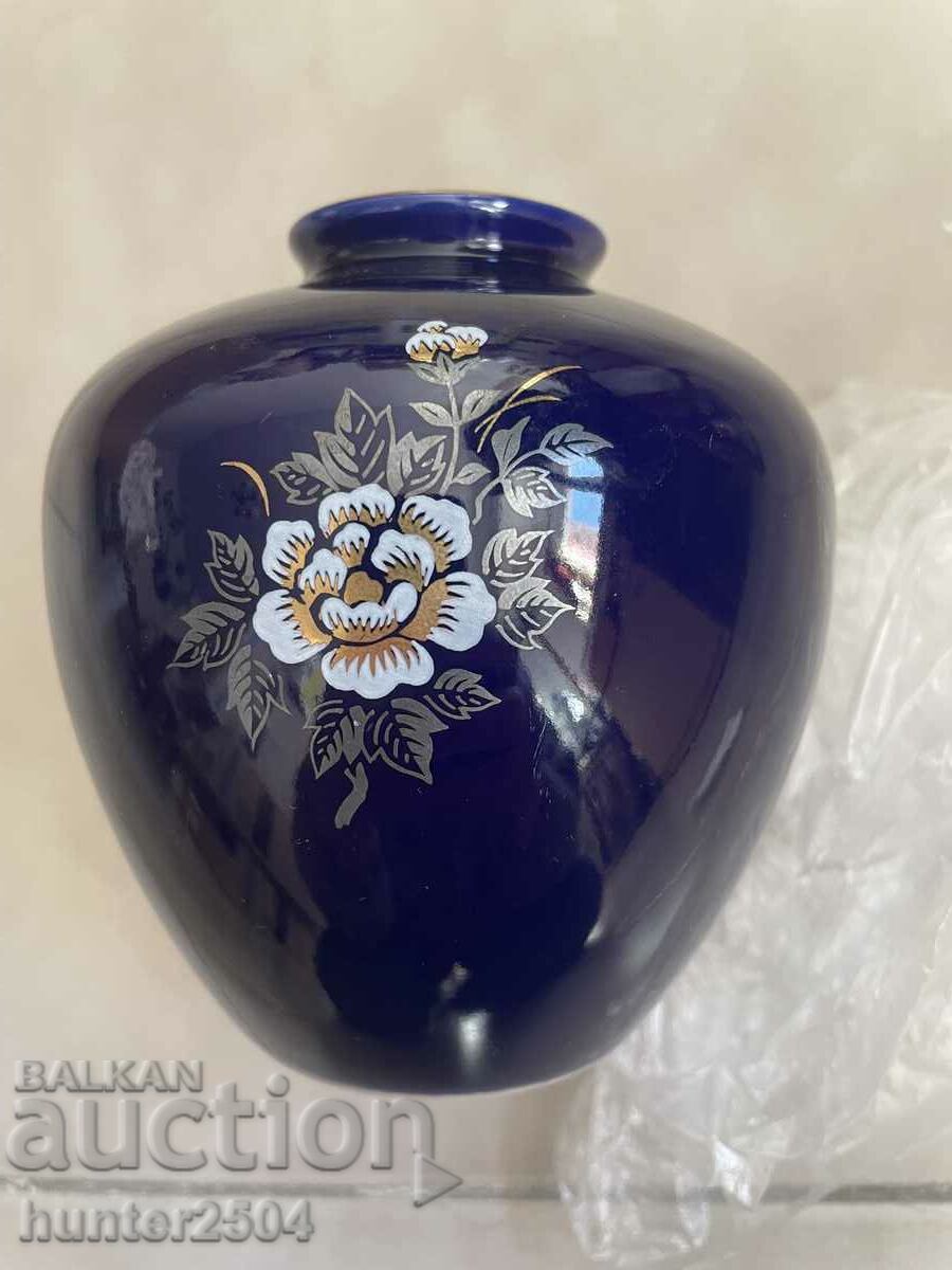 Auction Vase Japan, Japan, colored hand-painted porcelain and gold edging. Auction Vase Japan, Japan, colored hand-painted porcelain and gold edging.