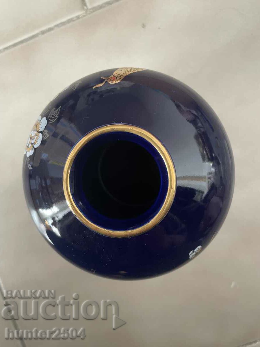 Delivery of Vase Japan, Japan, colored hand-painted porcelain and gold edging. Delivery of Vase Japan, Japan, colored hand-painted porcelain and gold edging.