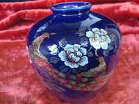 Vase Japan, Japan, colored hand-painted porcelain and gold edging.