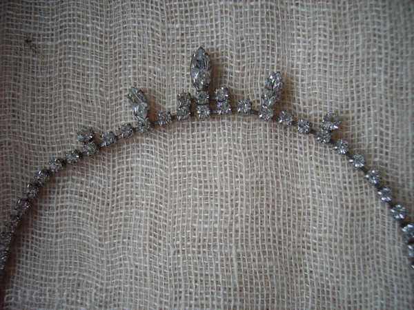 Продавам колие с бели камъни с цена 7.00 лв. | € 3.58 Продавам колие с бели камъни с цена 7.00 лв. | € 3.58