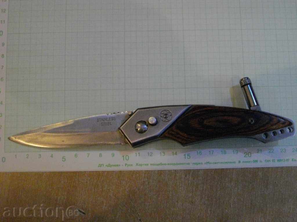 Knife foldable with flashlight
