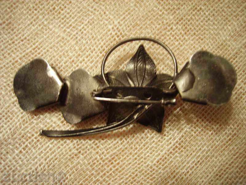 Vindem brosa cu preț 6.00 BGN | € 3.07