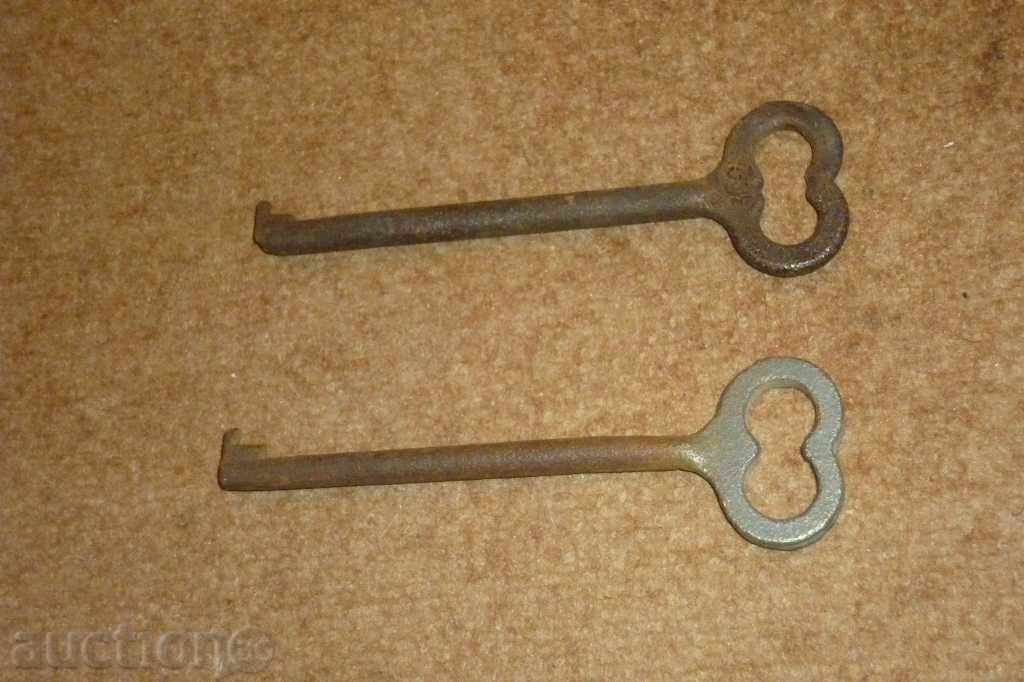 Лот от старинни ковани ключове