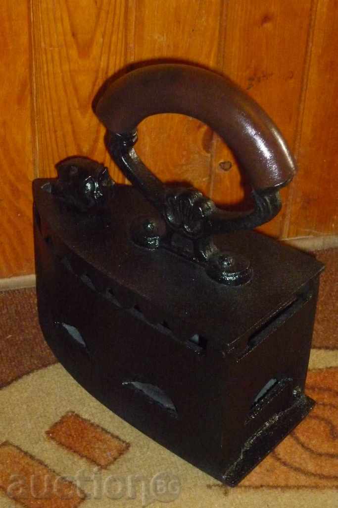 Παράδοση Αντίκες σιδήρου στην πυρκαγιά Παράδοση Αντίκες σιδήρου στην πυρκαγιά