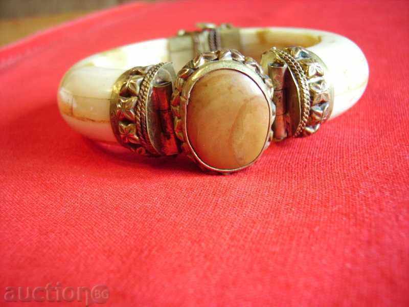 Vindem bratara de oase, monturi și pietre cu preț 45.00 BGN | € 23.01