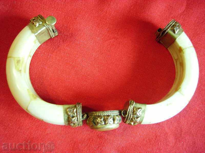 Licitație Vindem bratara de oase, monturi și pietre