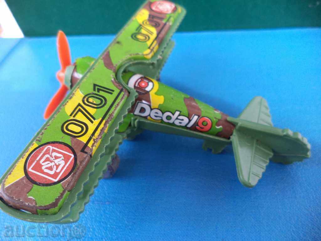 Παράδοση Ένα παλιό παιχνίδι - ένα αεροπλάνο Παράδοση Ένα παλιό παιχνίδι - ένα αεροπλάνο