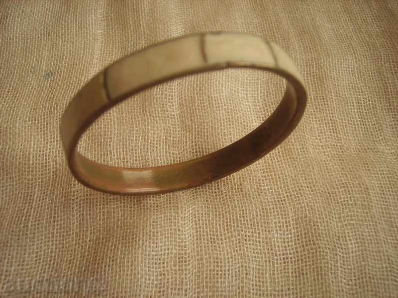 I sell a bracelet with a mother of pearl with price 10.00 BGN | € 5.11 I sell a bracelet with a mother of pearl with price 10.00 BGN | € 5.11