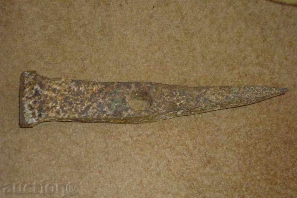 Старинен каменарски инструмент, чук, кирка, длето, лом