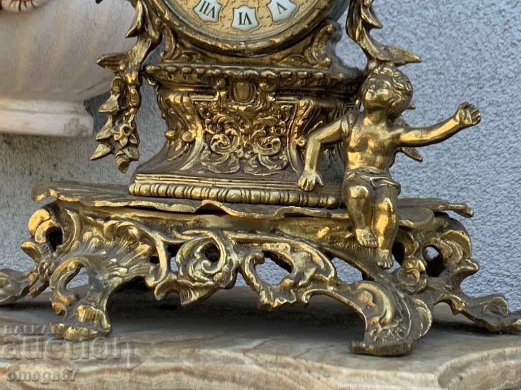 Delivery of Baroque fireplace mantel from the middle of the 20th century. Delivery of Baroque fireplace mantel from the middle of the 20th century.