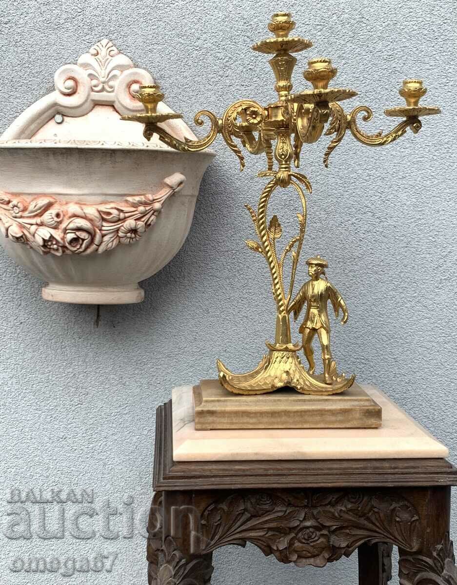 O pereche de sfeșnice mari, elegante, din bronz, cu aurire - secolul XX. cu preț € 1150.00 | 2249.20 BGN