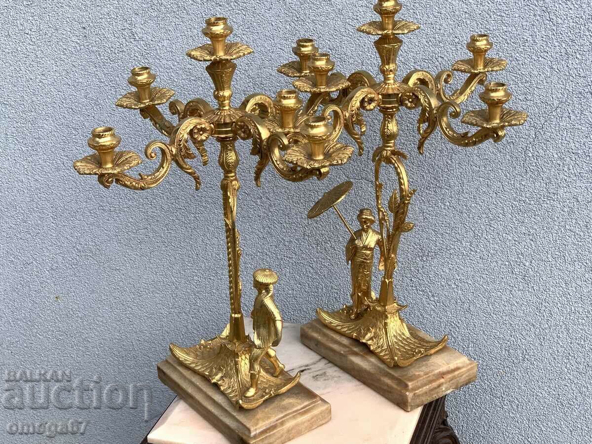 Licitație O pereche de sfeșnice mari, elegante, din bronz, cu aurire - secolul XX.