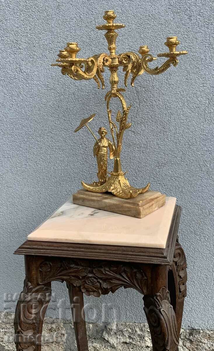 Livrarea O pereche de sfeșnice mari, elegante, din bronz, cu aurire - secolul XX.