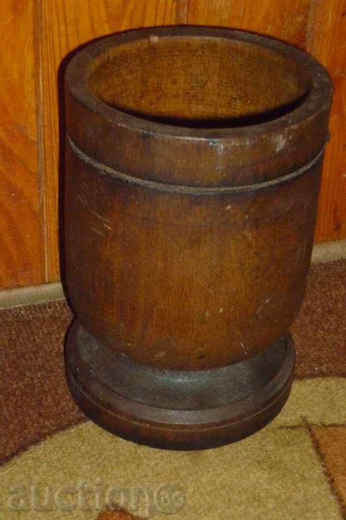Delivery of Old wooden mortar, mortar, chuck, wooden, crank, bucket Delivery of Old wooden mortar, mortar, chuck, wooden, crank, bucket