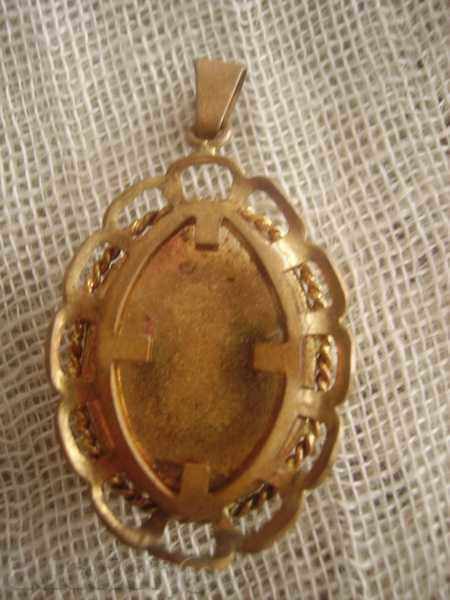 Sell ​​a porcelain pendant with gold with price 25.00 BGN | € 12.78