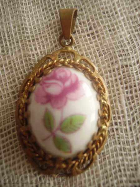 Sell ​​a porcelain pendant with gold
