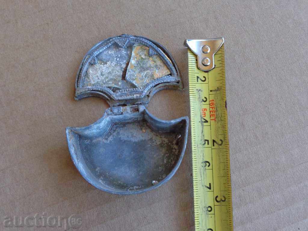 Auction  An old lead powder, a box of time