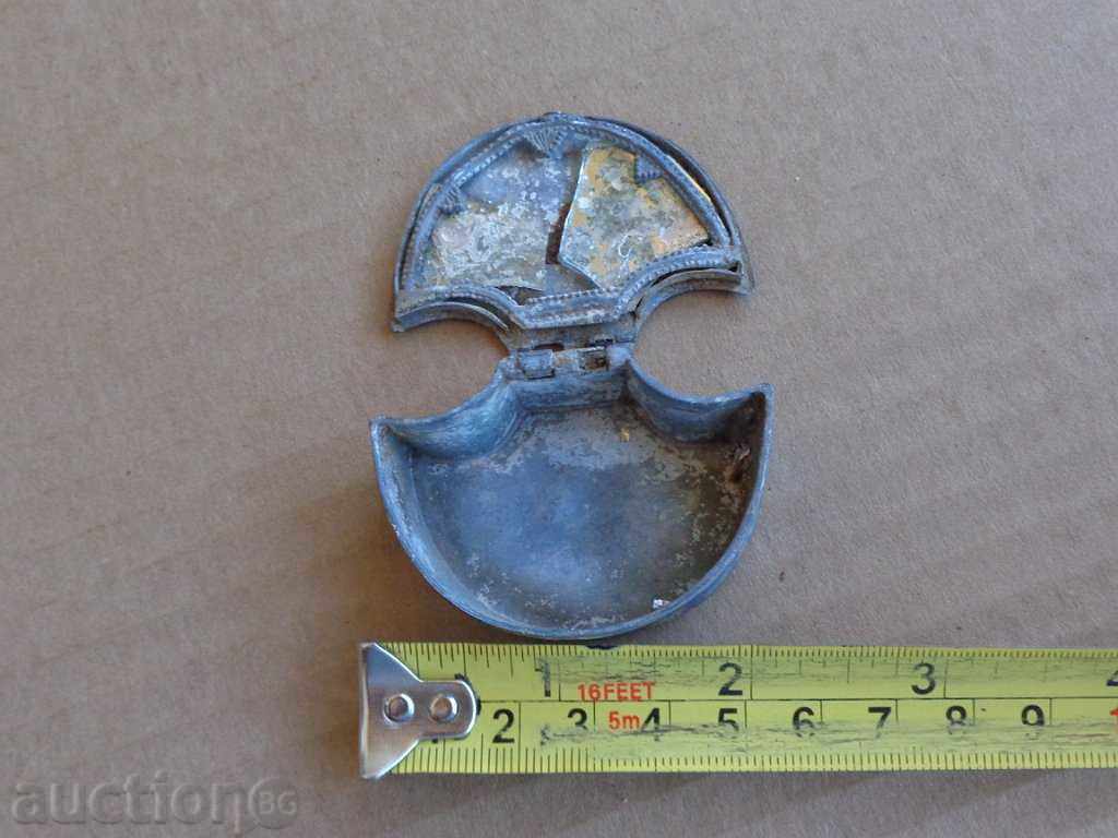 Delivery of An old lead powder, a box of time