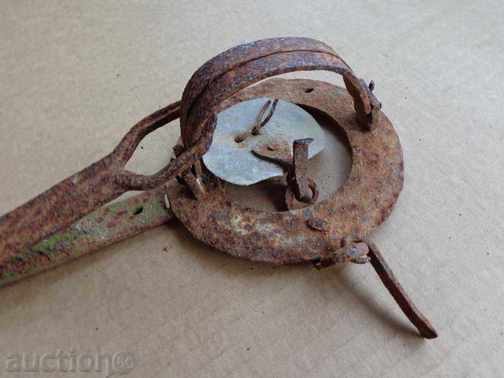Delivery of Old manual forged trap Delivery of Old manual forged trap