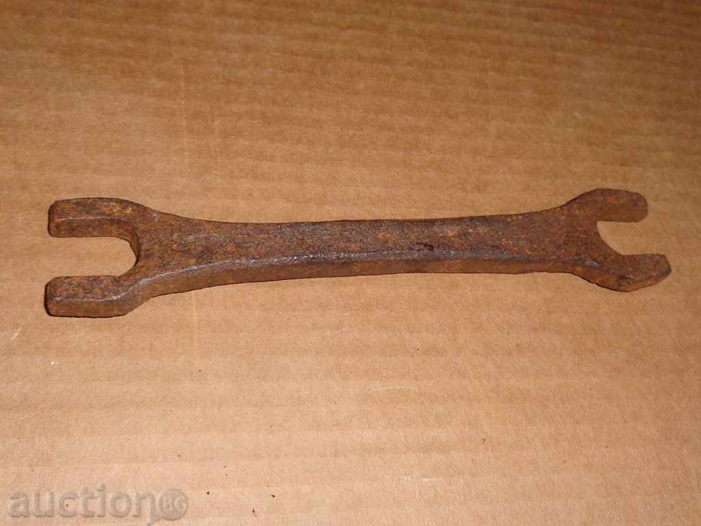 Стар кован ключ от коларо-железарска работилница