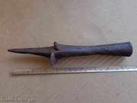 A primitive anvil for hair peeling
