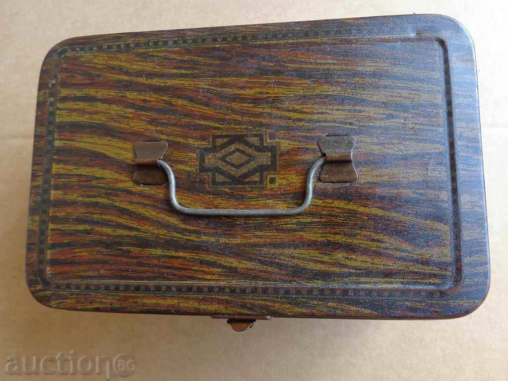 Auction  Metal jewelry box, toy, candy box