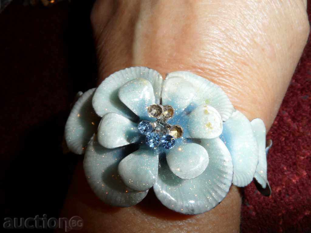 ROUND with flower ROUND with flower