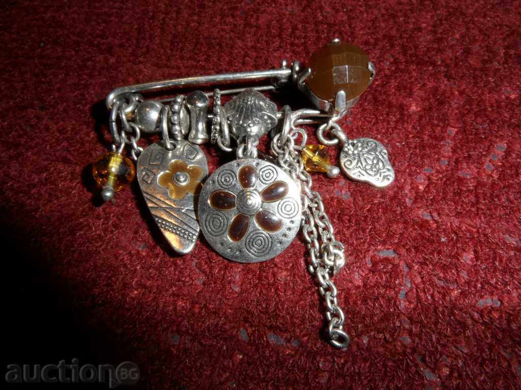 BROȘĂ cu decor bogat cu preț 39.00 BGN | € 19.94 BROȘĂ cu decor bogat cu preț 39.00 BGN | € 19.94