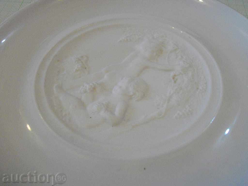 Auction Plate with embossed scene for decoration - 1 Auction Plate with embossed scene for decoration - 1