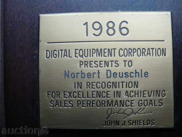 Delivery of Plaque-medal, bronze and wood Delivery of Plaque-medal, bronze and wood