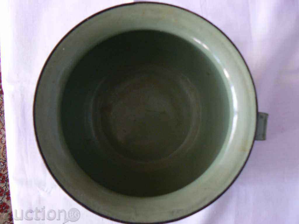 An old pot with price 15.00 BGN | € 7.67 An old pot with price 15.00 BGN | € 7.67