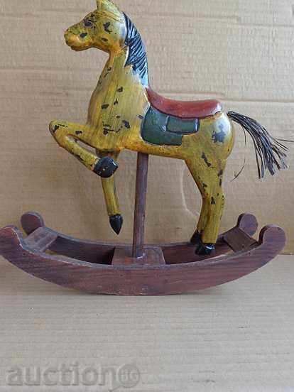 Παλιό ξύλινο άλογο παιχνίδι, το ξύλινο άλογο