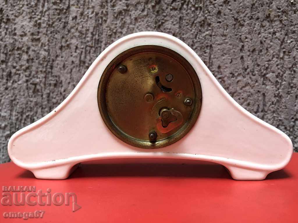 Delivery of Porcelain desktop clock / inch of the XXth / Delivery of Porcelain desktop clock / inch of the XXth /