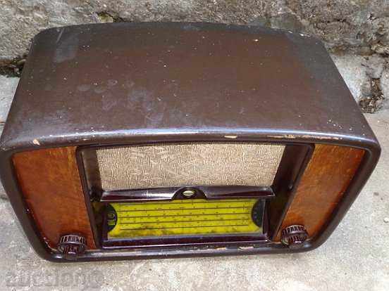 Radio vechi, aparat radio „BALTIKA” - URSS cu preț 277.00 BGN | € 141.63 Radio vechi, aparat radio „BALTIKA” - URSS cu preț 277.00 BGN | € 141.63