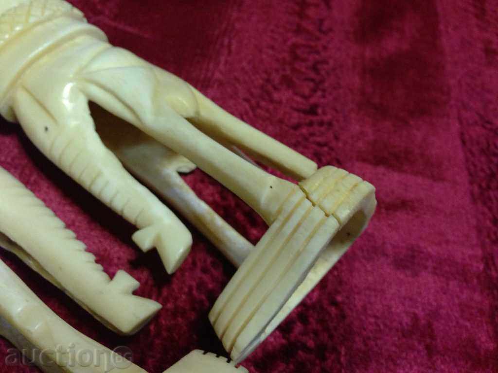 Licitație oasele Lot de două vase de flori uscate-a doua pol.na XX c Licitație oasele Lot de două vase de flori uscate-a doua pol.na XX c