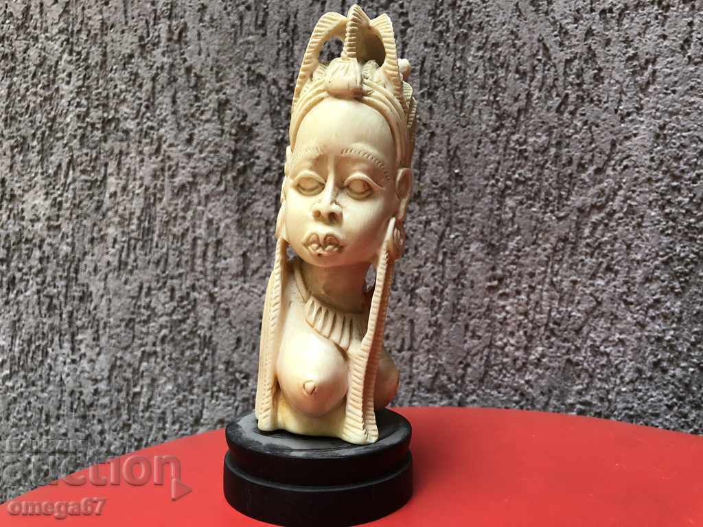 Eleganță de fildeș, figurină feminină