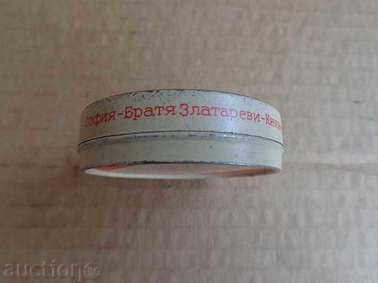 Delivery of A box of old cosmetic cream, an umbrella, a box, a make-up Delivery of A box of old cosmetic cream, an umbrella, a box, a make-up