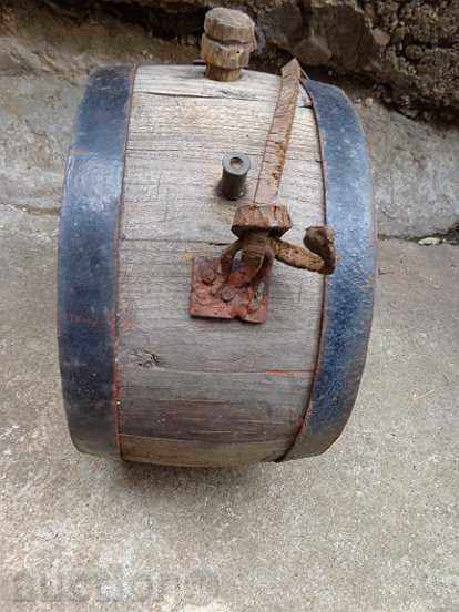 Delivery of Old bucket, flask, barrel, crank, wooden