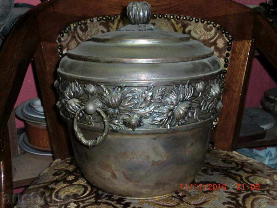 Bol mare pentru petreceri, destinat pentru băuturi alcoolice și altele