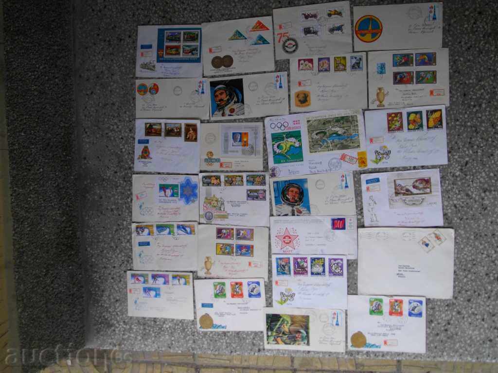 Παρτίδα της φακέλους με γραμματόσημα ταξίδεψε