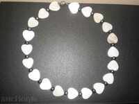 Alb colier de perle naturale - inima si perle negre