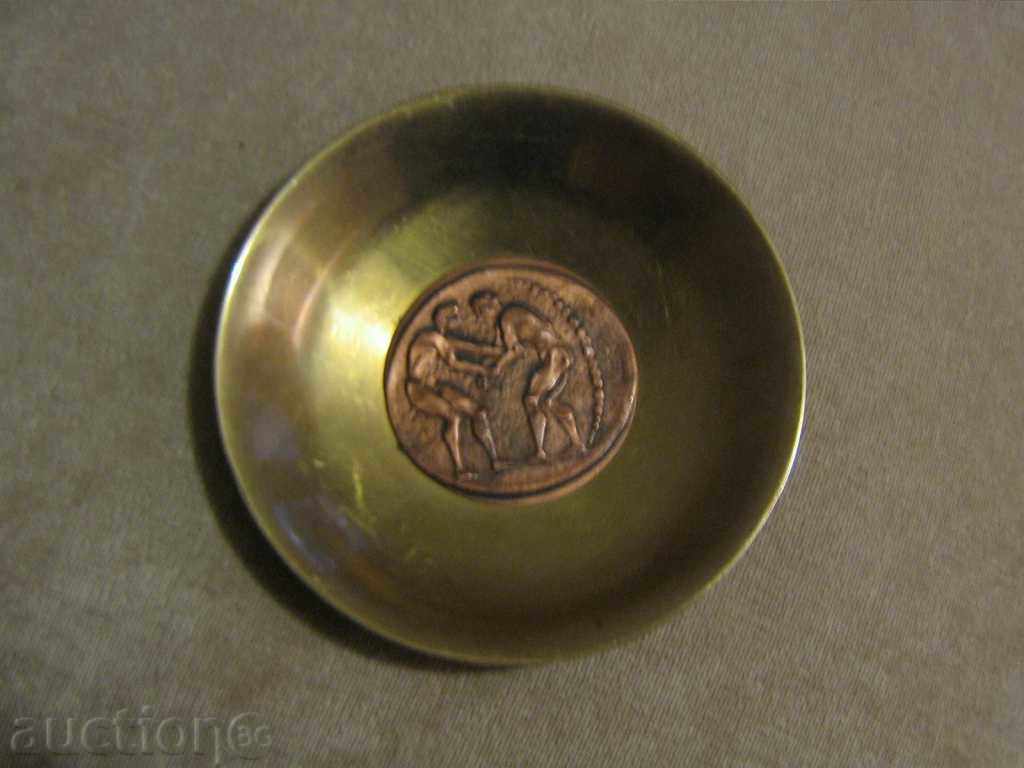 Delivery of OLD CUP WITH AN ANTIQUE COIN SUCCESS Delivery of OLD CUP WITH AN ANTIQUE COIN SUCCESS