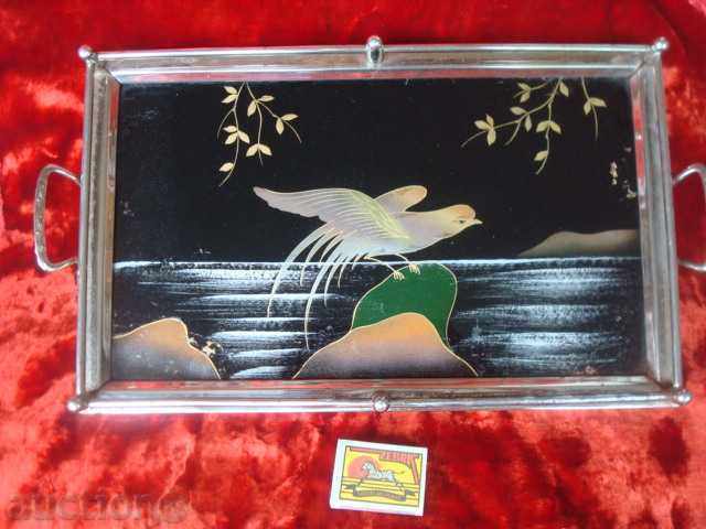 Tavă veche din sticlă pictată, în ramă metalică Tavă veche din sticlă pictată, în ramă metalică