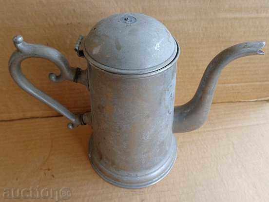 Auction An old kettle, a coffee maker, a crowner, a kettle Auction An old kettle, a coffee maker, a crowner, a kettle