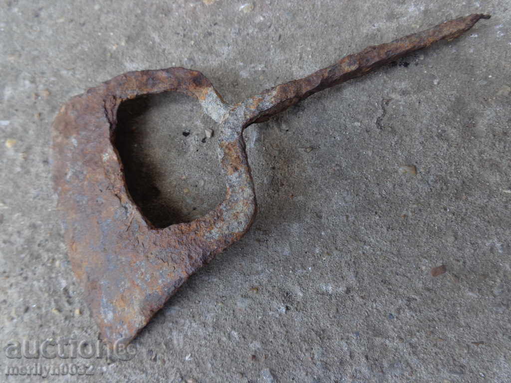 Auction An old maid of honor, a bitch, a gourd, a gauntlet, a wrought iron Auction An old maid of honor, a bitch, a gourd, a gauntlet, a wrought iron