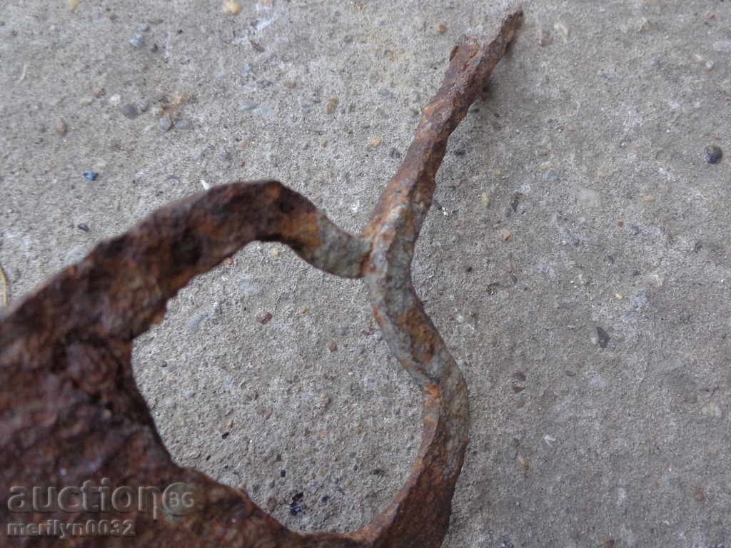 An old maid of honor, a bitch, a gourd, a gauntlet, a wrought iron - 5 An old maid of honor, a bitch, a gourd, a gauntlet, a wrought iron - 5