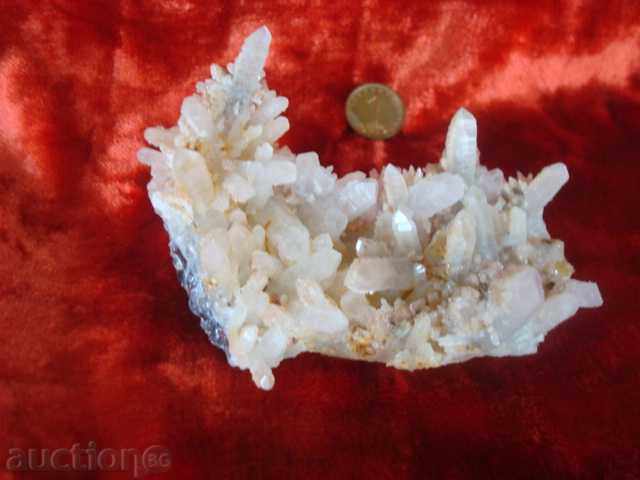 Кварц, друза с разм. 90х60мм. забележителна кристализация. Кварц, друза с разм. 90х60мм. забележителна кристализация.