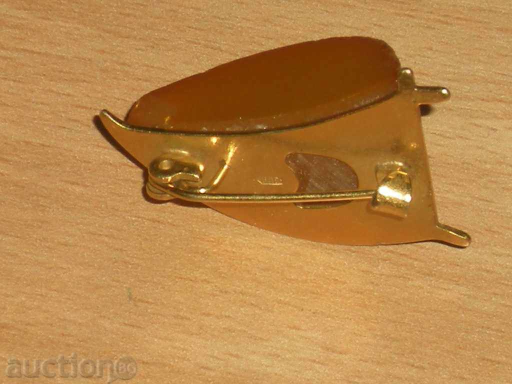 Auction Sell a beautiful old gold brooch and amber. Auction Sell a beautiful old gold brooch and amber.