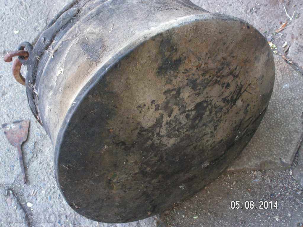 Auction 3580. LARGE BAKER PIRATES CALEDISED HONEY AROUND 35 LITERS 5 K Auction 3580. LARGE BAKER PIRATES CALEDISED HONEY AROUND 35 LITERS 5 K